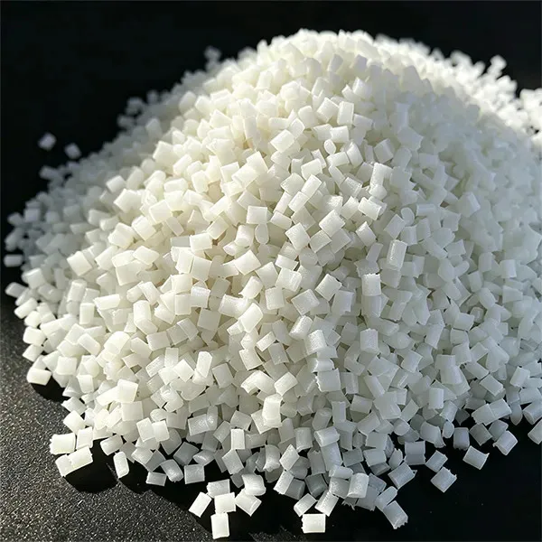 Pellets de plástico de nailon PA66 modificado reforzado con fibra de vidrio producidos por la fábrica de Juhai - primer plano de gránulos negros